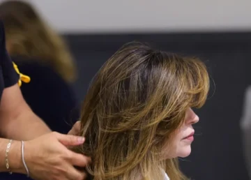 Profissional apresenta cabelo médio com corte em camadas, mechas e finalização modelada
